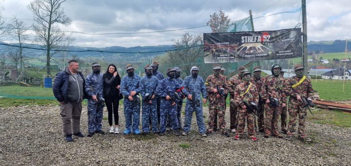 Wycieczka klasy IVB na Paintballa w Męcinie